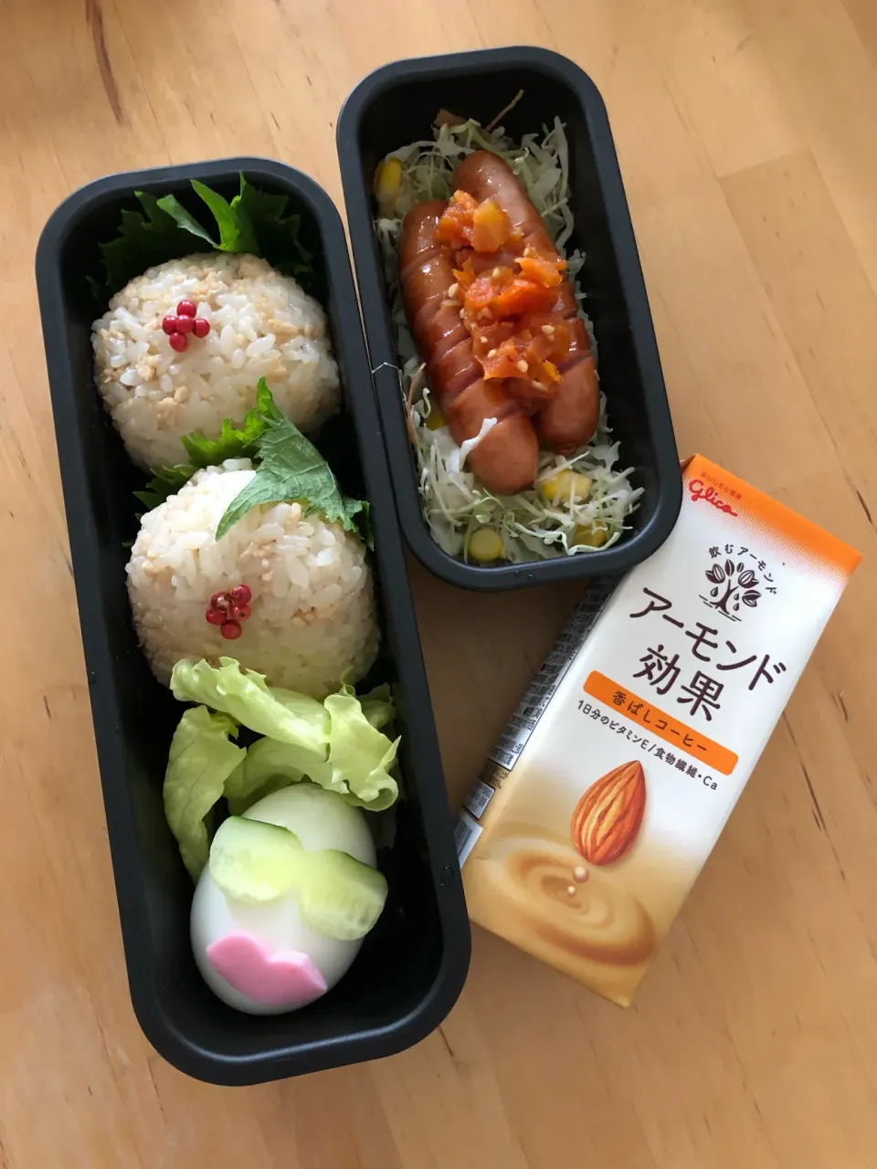 Snapdishの料理写真:そぼろおにぎり弁当|yuhyuさん