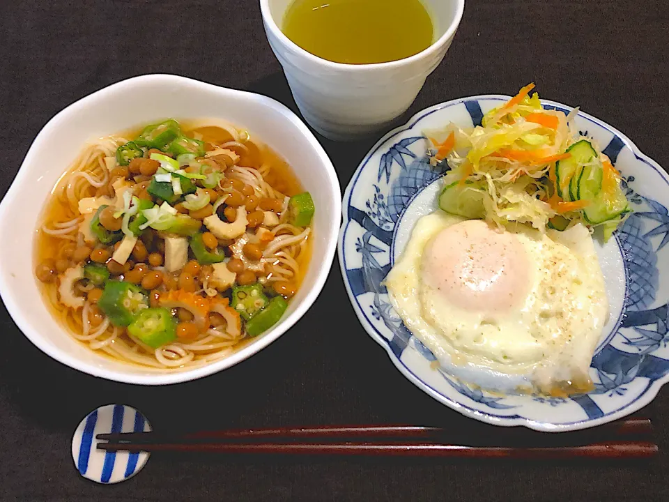 Snapdishの料理写真:8／18(日)朝食 #朝ごはん •納豆オクラ素麺  •サラダ/目玉焼き   ‥朝から素麺！スルッと喉越しの良いものをとのリクエスト‥|おさんどんさん