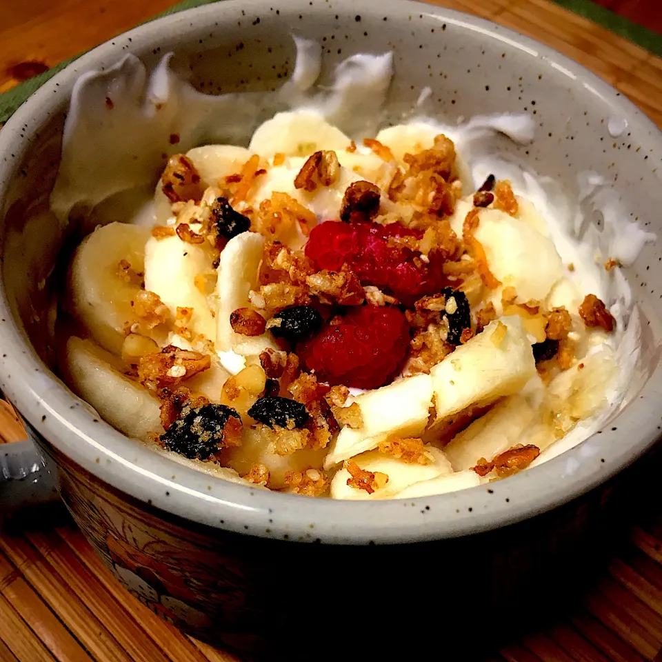 Vanilla Low Fat Greek Yogurt, With Granola, Banana Slices, Raspberries|Michaels Culinary Adventuresさん