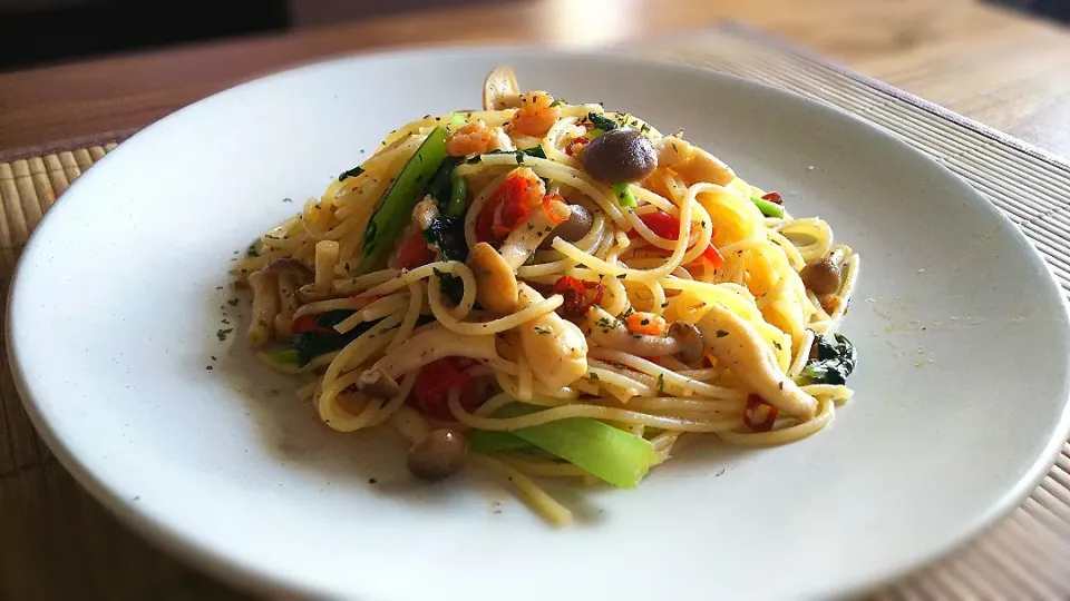 しめじと小松菜のﾆﾝﾆｸ醤油ﾊﾟｽﾀ～
の昼ごはん✨|kaz(*･ω･)さん