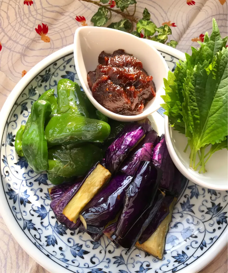 🍀自分で巻いて食べる 素揚げナスとピーマンの 紫蘇味噌🍆 白飯にONしたら ヤバイ旨さ🍚🥢|Hollyさん