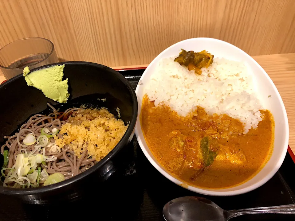 Snapdishの料理写真:よもだカレーと冷やしたぬきそば|流線形さん