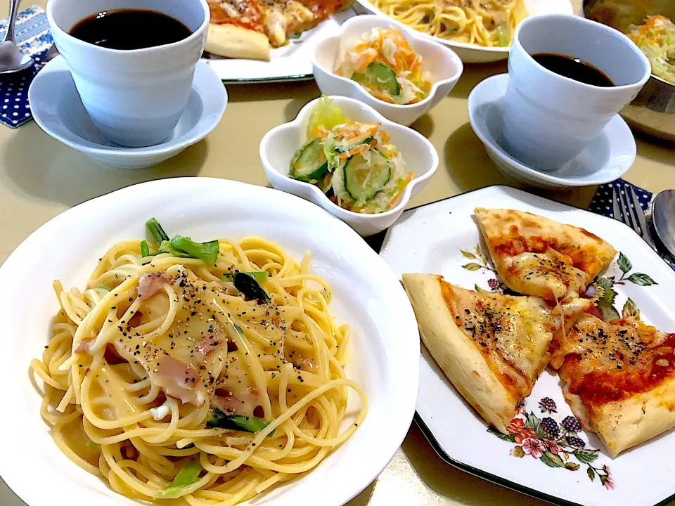 8／18(日)昼食 #昼ごはん •カルボナーラスパゲティ •生協のチルドピザ  •野菜サラダ  •コーヒ|おさんどんさん