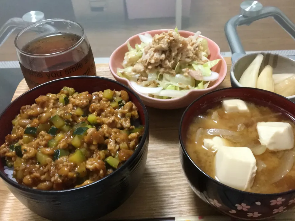 ひき肉とズッキーニと納豆のどんぶり|よぉ〜さん