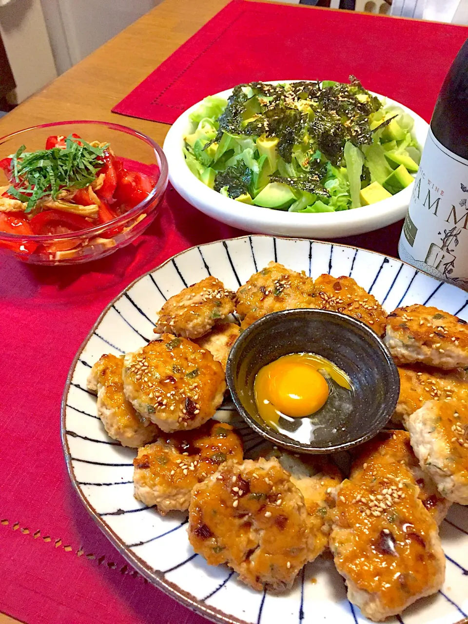 とりひき肉と豆腐のつくね🐓チョレギサラダ🍀トマトとサラダチキンのサラダ🍅|おかちさん