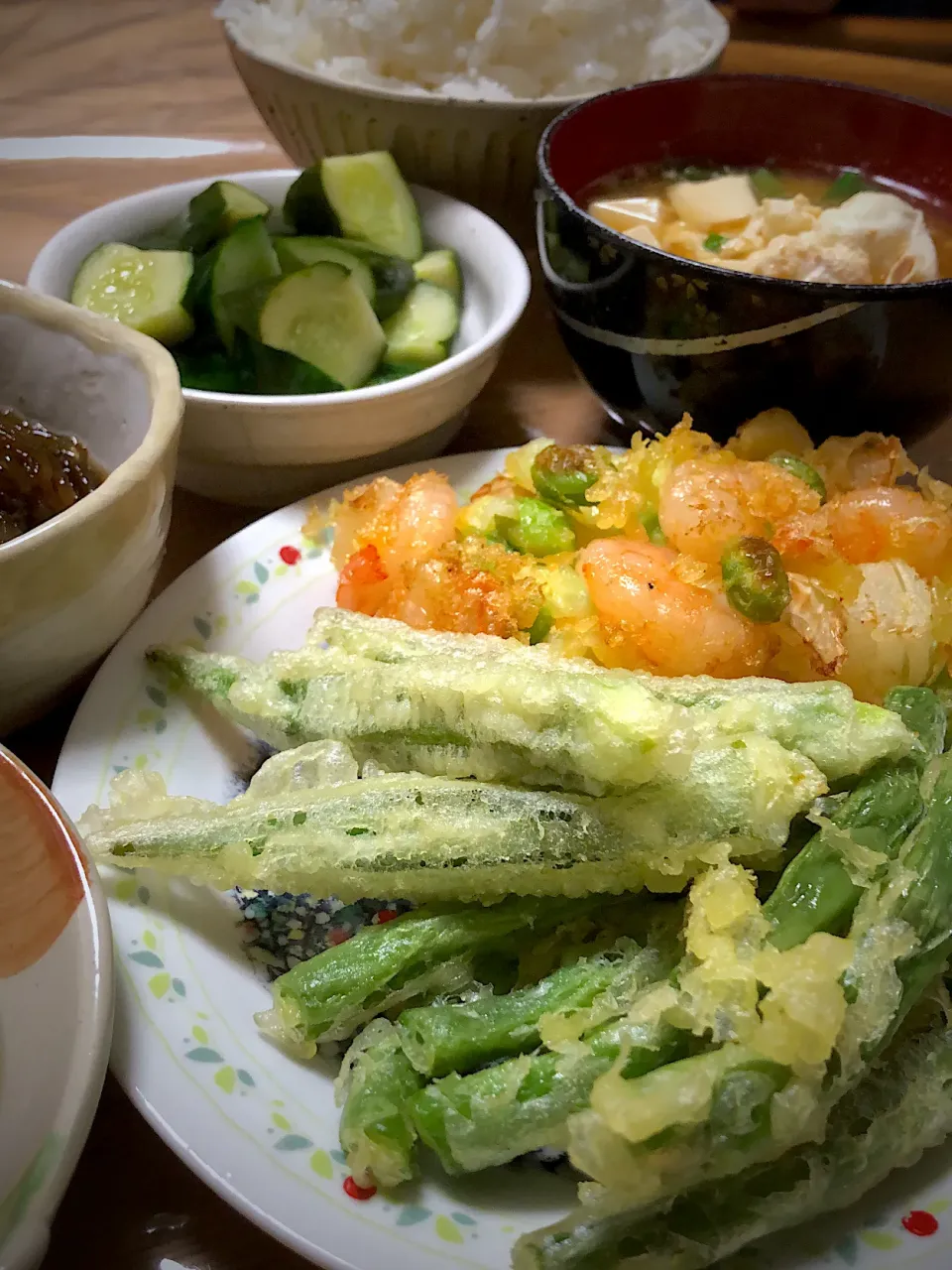 オクラとインゲンの天ぷら  えびと枝豆と玉ねぎのかき揚げ  ニラ卵と豆腐の味噌汁|ミウトおかんさん