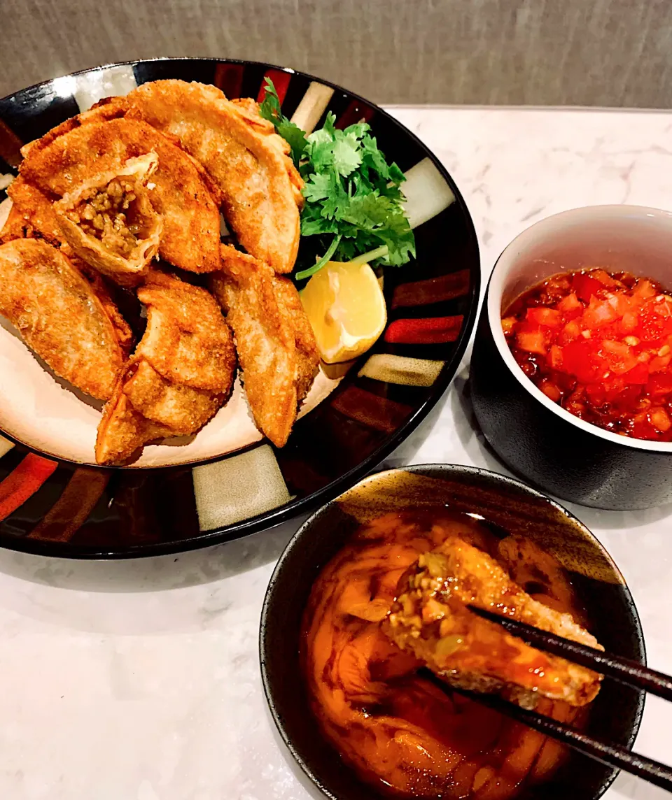 キーマカレーの揚げ餃子🥟2種類の変わりタレで😋😋|ぽくくんさん