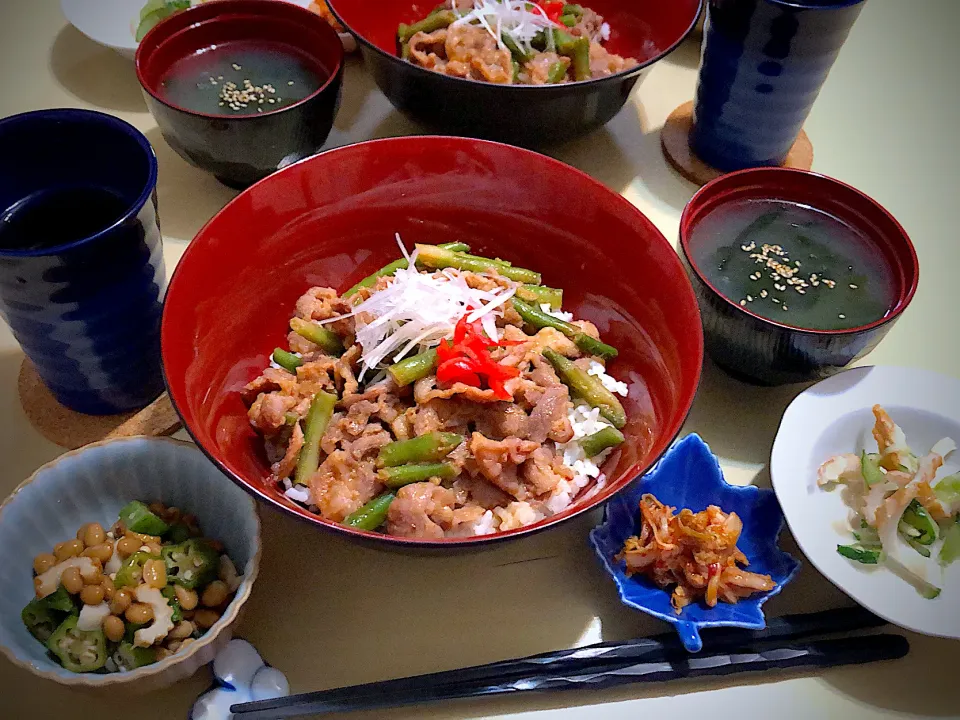 8／18(日)夕食 #晩ごはん  •豚たんインゲン炒め丼  •オクラ納豆 •胡瓜と竹輪の味噌マヨ和え •白菜キムチ •ワカメスープ|おさんどんさん