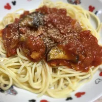 旦那さん特製♡茄子とベーコンのトマトソースパスタ|あみんちゅさん