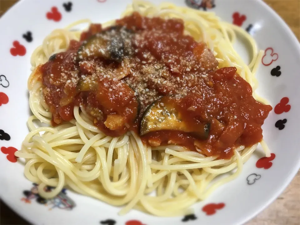 旦那さん特製♡茄子とベーコンのトマトソースパスタ|あみんちゅさん