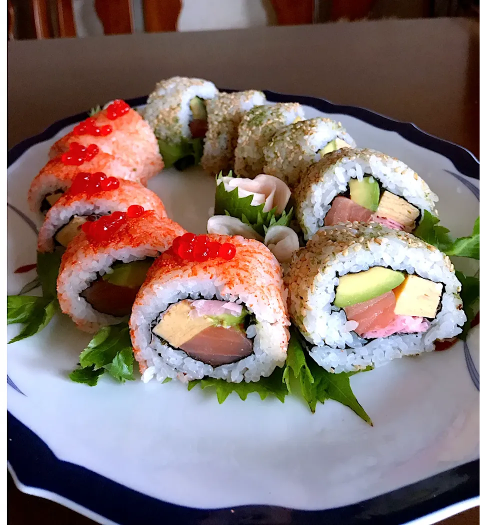 マダム とんちんさんの料理 🌸
カルフォルニアロール&海老ときゅうりの手綱寿司
マダム とんちんの料理 不揃いな巻き寿司たち イチロッタさんの生ハムサーモンとアボカドで
 #裏巻き寿司 
#カルフォルニアロール|とんちんさん