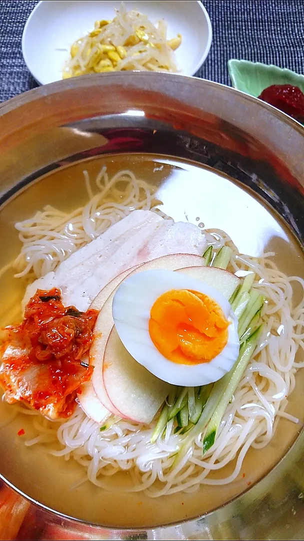 Snapdishの料理写真:韓国冷麺(水キムチスープ)|まめねこママさん