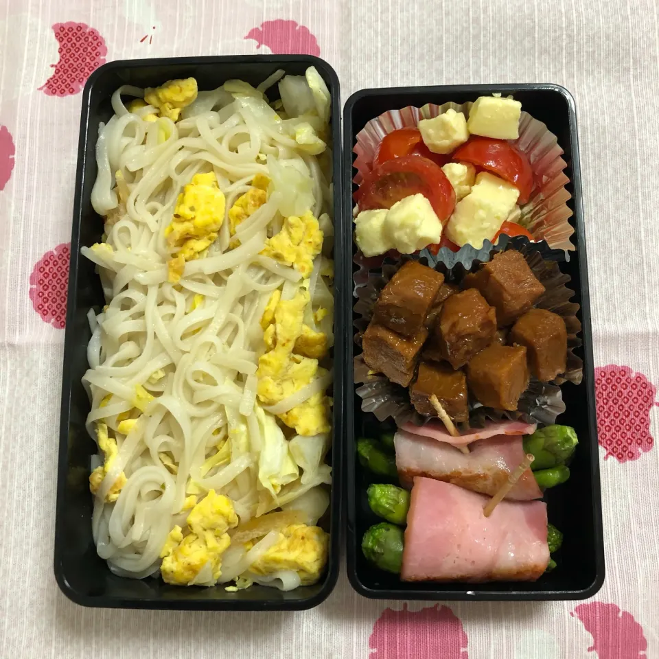 2019/08/19
糖質０麺の塩焼きそば風
豆腐チーズのカプレーゼ🍅
ししとうのベーコン巻き🥓
まぐろの角煮（市販）|aichanさん