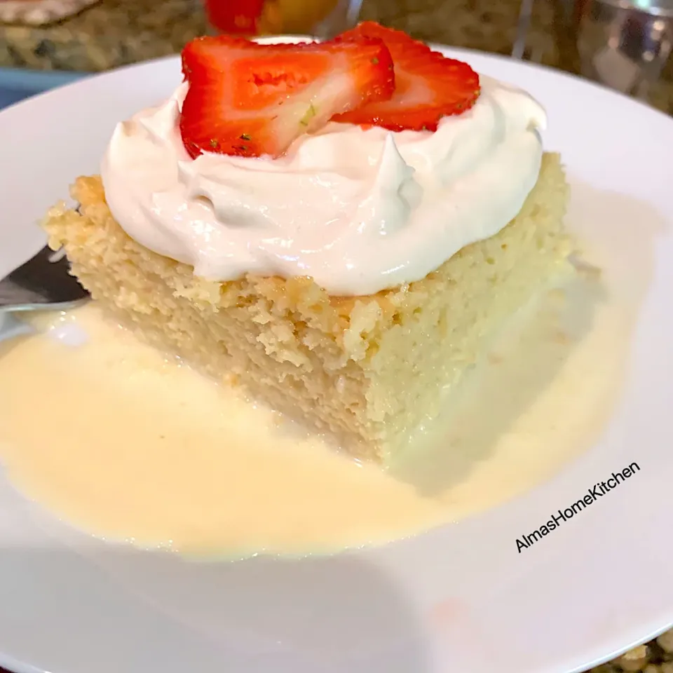 Fat-Free Homemade Tres Leches topped with strawberry slices.|Alma's Home Kitchenさん