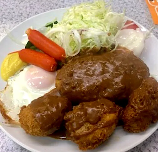 昨日のサービスランチ                               #洋食とん助                                          ・体調不良なのにビールも                               ・メンチカツ&トンカツ|mottoさん