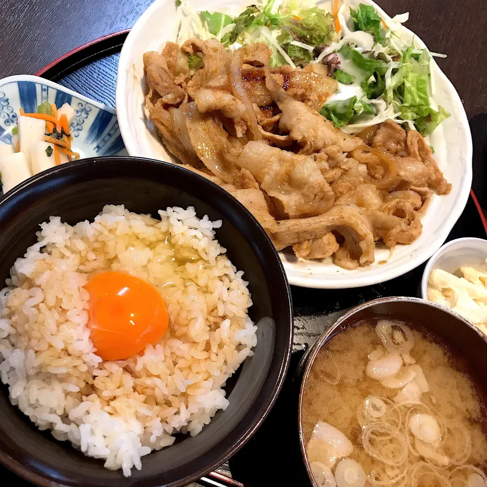 Snapdishの料理写真:豚肉の生姜焼き定食＋生玉子@正味亭 尾和(新橋)|塩豚骨さん