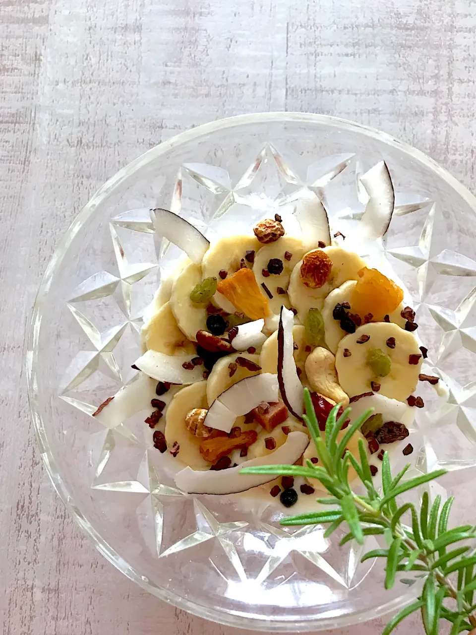 今日のランチ 豆乳ヨーグルトにバナナとココナツドライフルーツナッツもりもり、カカオニブまぶし|sonokoさん