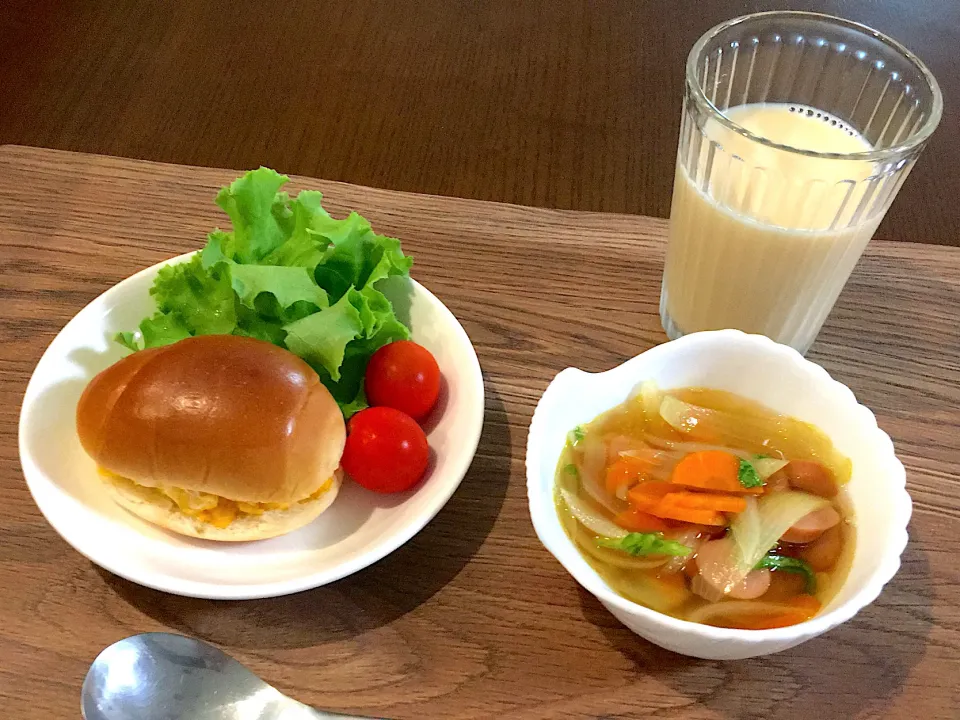 Snapdishの料理写真:ロールサンドとコンソメスープ|미 북총화さん