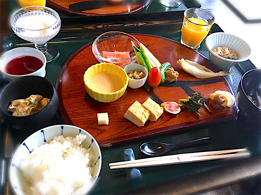 Snapdishの料理写真:旅館の朝食。海苔、納豆、鯵の開きはなく、地場の野菜や湯葉、干瓢の梅酢漬けなどが並んでます(^o^)/|リフルシャッフルさん