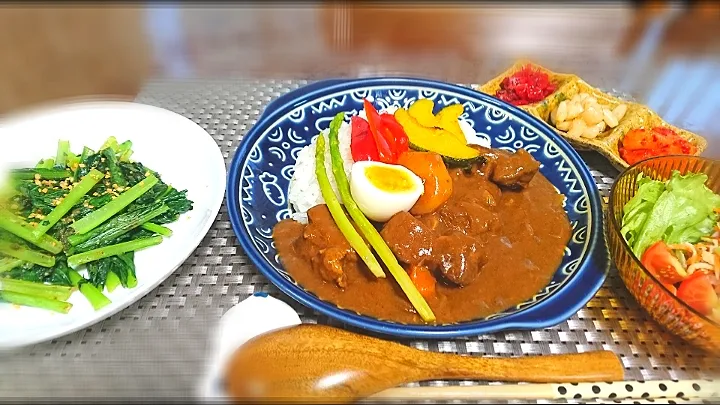 Snapdishの料理写真:休肝日🙂
 お肉ゴロゴロカレー🍛
小松菜のニンニク炒め🌱
切り干し大根のサラダ🥗|bisenさん