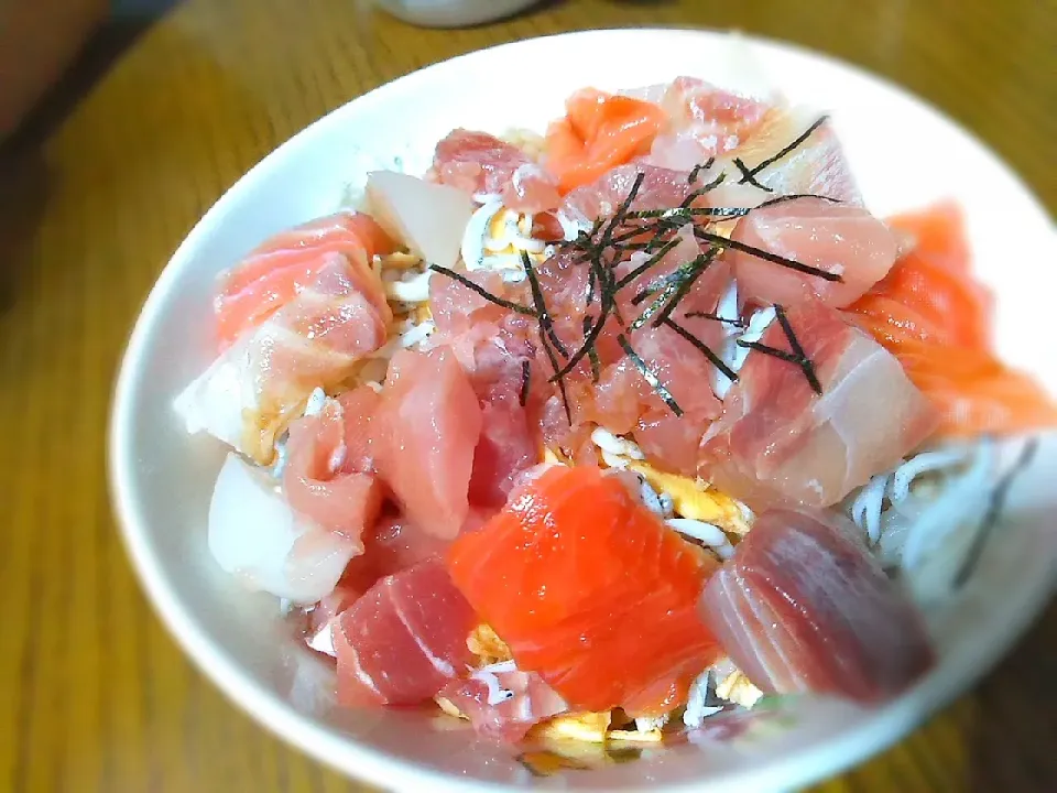 Snapdishの料理写真:海鮮丼|み ほ(*˘︶˘*).｡.:*♡さん