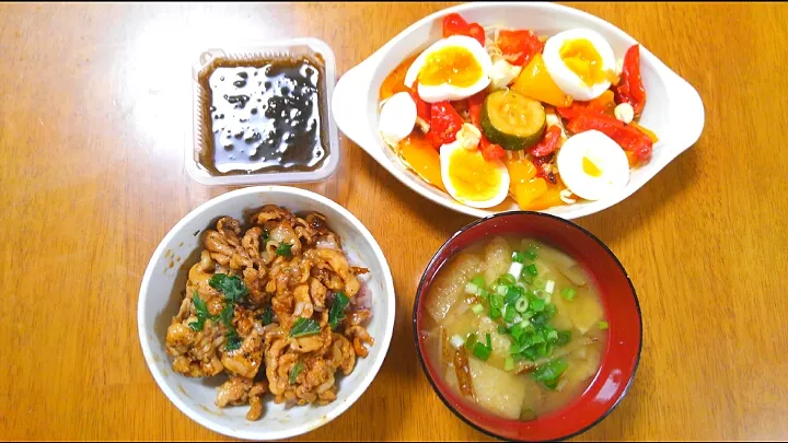 ８月１日　豚丼　ズッキーニとパプリカのクリームチーズ入りマリネサラダ　もずく　ごぼうと油揚げのお味噌汁|いもこ。さん