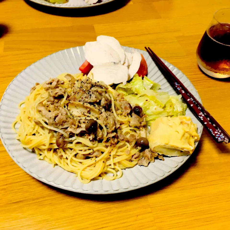 豚肉とキノコのガリバタ醤油パスタ🍝|りりさん