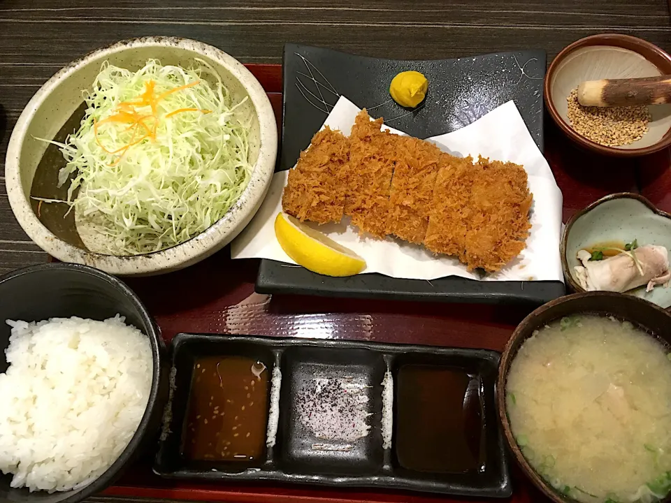 黒豚🐖ヒレかつ定食(n´—｀n)in 黒かつ亭 中央駅本店|さくたえさん