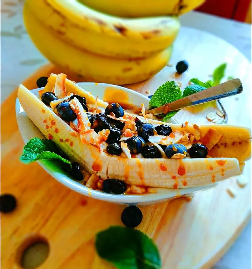 banana split with oatmeal blueberries yogurt caramel sc|reginaさん