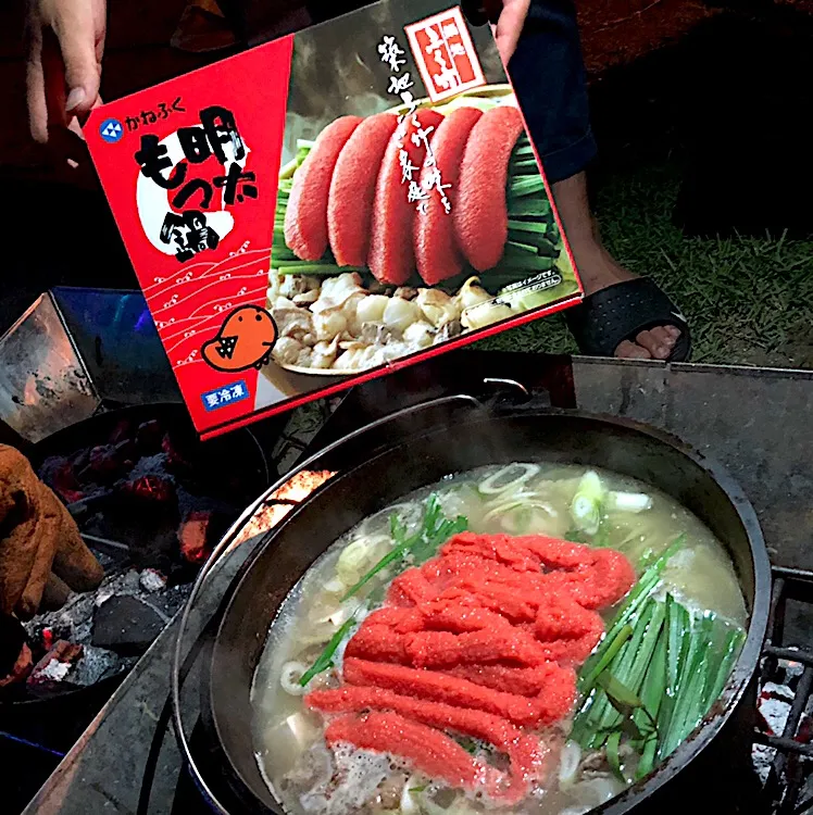 キャンプ飯 ダッチオーブンで作るめんたいもつ鍋|いしくん。（たまご王子🥚🐣🐥🐔）さん