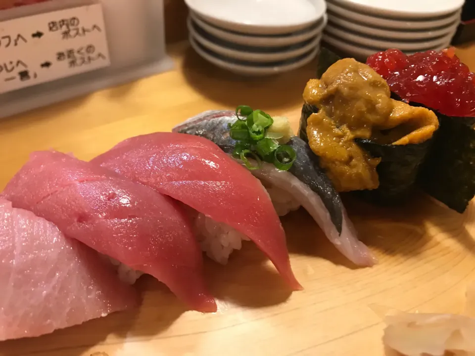 Snapdishの料理写真:寿司。屋台ずしですが結構いけます。|KOMAさん