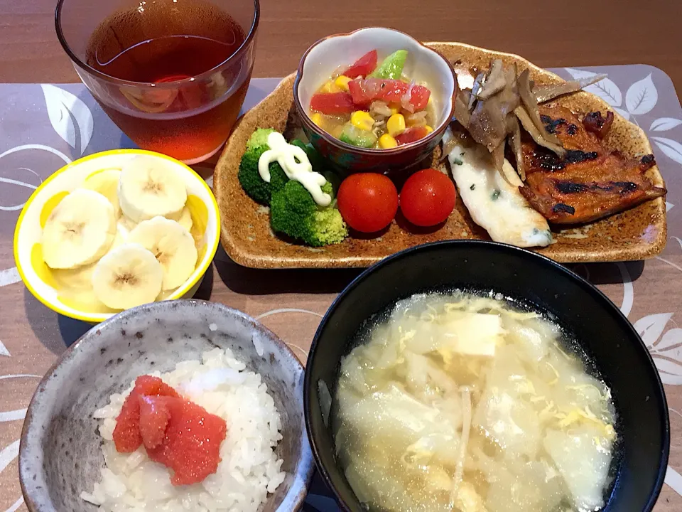 朝ごはん
ごぼうはんぺん、笹かま、きんぴらごぼう、ブロッコリー、プチトマト、鳥胸肉とアボカドのサラダ、ワンタンスープ、バナナ添えヨーグルト、ルイボスティー|かよちゃんさん