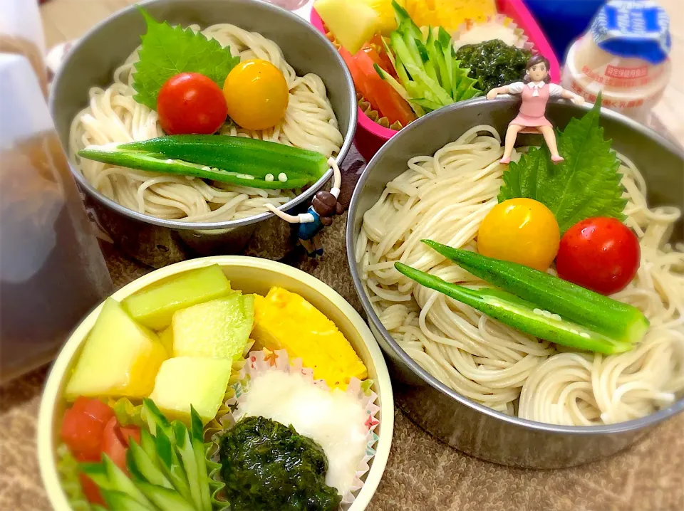 Snapdishの料理写真:三種町産冷やしぶっかけ椎茸うどん(TP:とろろ・オクラ・ぎばさ・玉子焼き・トマト🍅・きゅうり🥒・大葉・プチトマト)&メロン🍈の夫婦お弁当♪|桃実さん