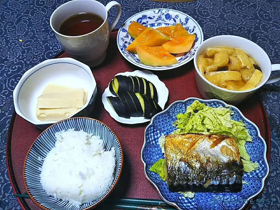 よねばーばの朝ごはん
とても美味しい、柚子昆布さば、
揚げの味噌汁
高野豆腐の煮物
茄子の糠漬け
プリンスメロン
ご飯、麦茶|yoneばーばさん