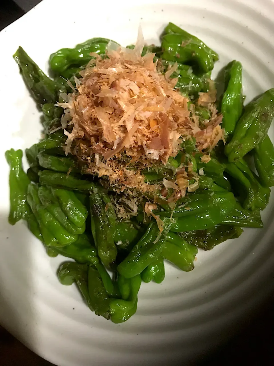 昨夜は焼き鮭。でも、メインにとって変わったのは、ししとうだけ焼き🤪|ちーさん