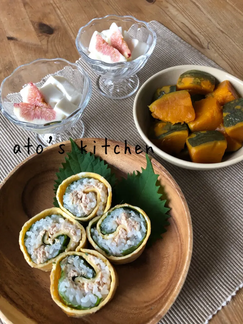 Snapdishの料理写真:2019/08/20🌿 大葉とツナの卵巻き寿司         かぼちゃの煮物🌿杏仁豆腐|あとさん