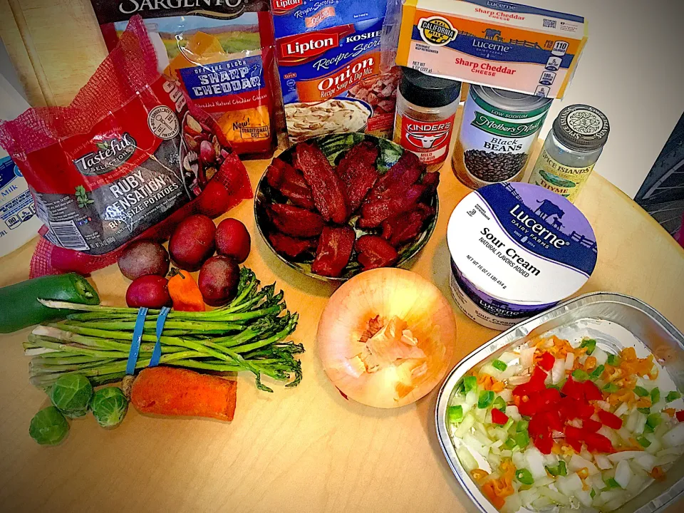 Potato Soup Ingredients: Red Potato, Milk, Carrots, Onion, Habanero & Jalapeño Peppers, Sour Cream, Fresh Bacon, Cheddar Cheese, Asparagus, Brussel Sprouts, Bla|Michaels Culinary Adventuresさん