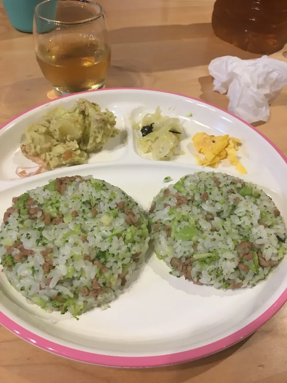 Snapdishの料理写真:ブロッコリーと合挽肉のガーリックチーズご飯、じゃがいもとくるみのジェノベーゼサラダ|アップルさん