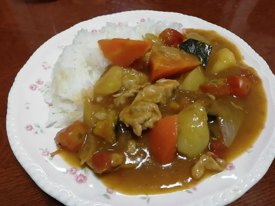 Snapdishの料理写真:トマトたっぷり夏野菜カレー|ハルさん