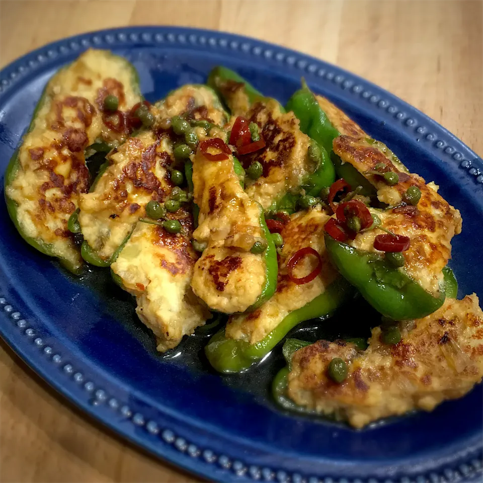 ピーマンの肉詰めのピリ辛煮🌶|べべべさん