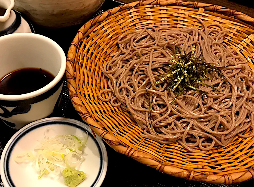 今日は酷暑＆大雨の中で仕事で体力消耗したので…ざるそばで栄養補給🍜食欲落ちてても食べられるお蕎麦って素敵ですわ😄|にゃあ（芸名）さん