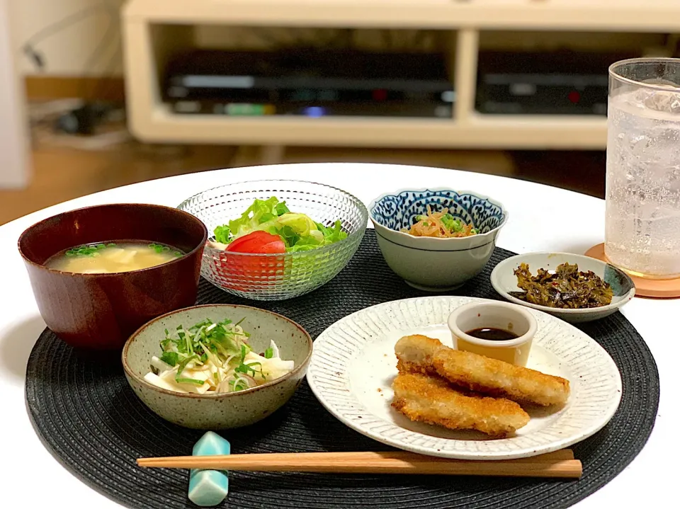 晩ごはん。一口カツ、山芋スライス、明太しらたき、野菜サラダ、豆腐と油揚げのお味噌汁。|yukiさん