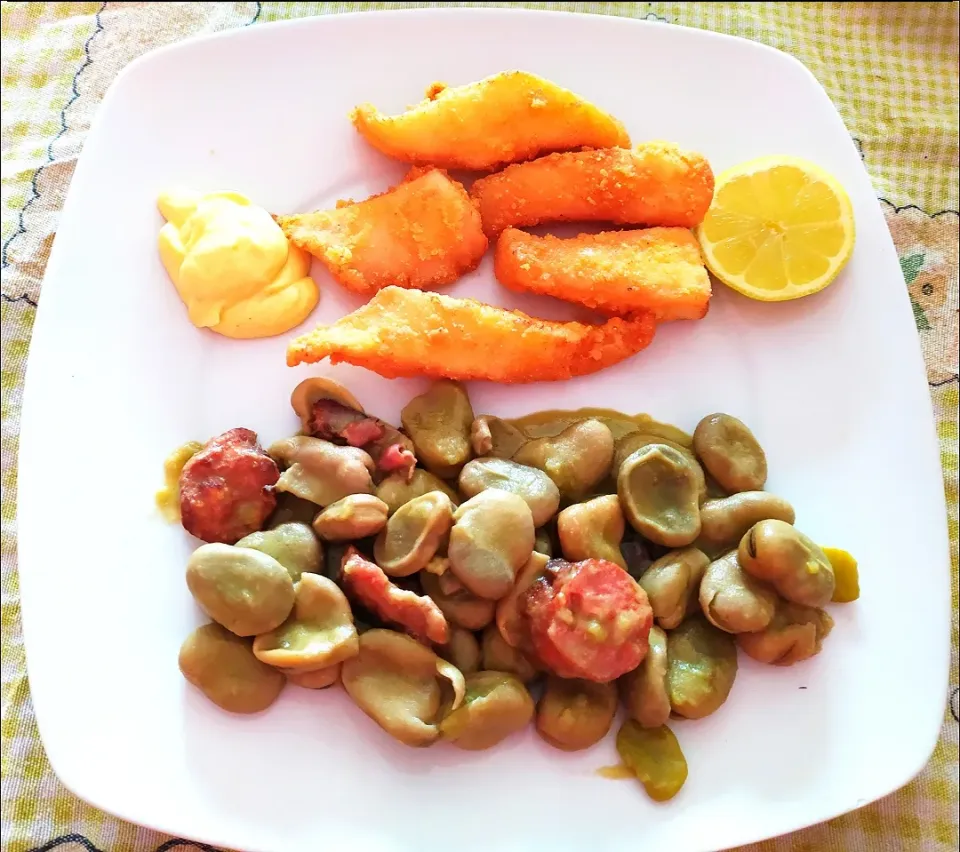 Snapdishの料理写真:Favas com choco frito
Broad beans whit fried cuttlefish|Tânia Marçalさん