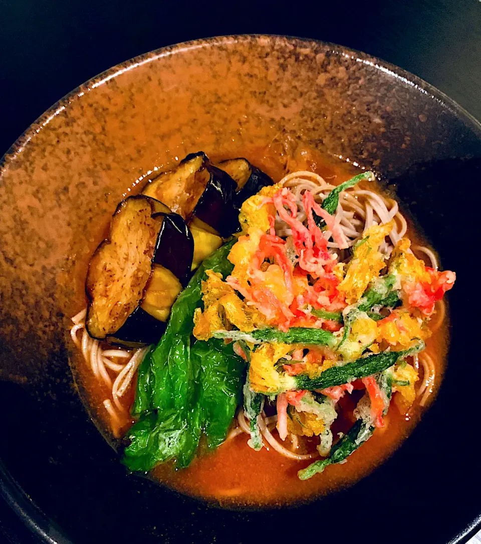 トマトカレー冷やし蕎麦🍅花きゅうりのかき揚げのせ😋|ぽくくんさん