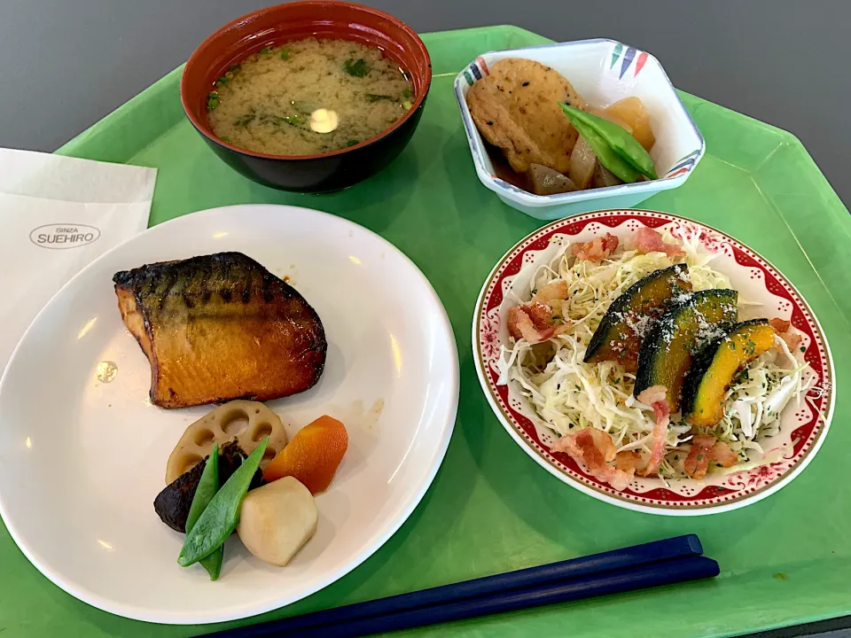 鯖みりん漬焼、がんもと大根の煮付、カボチャとベーコンのサラダ、味噌汁|Tadahiko Watanabeさん