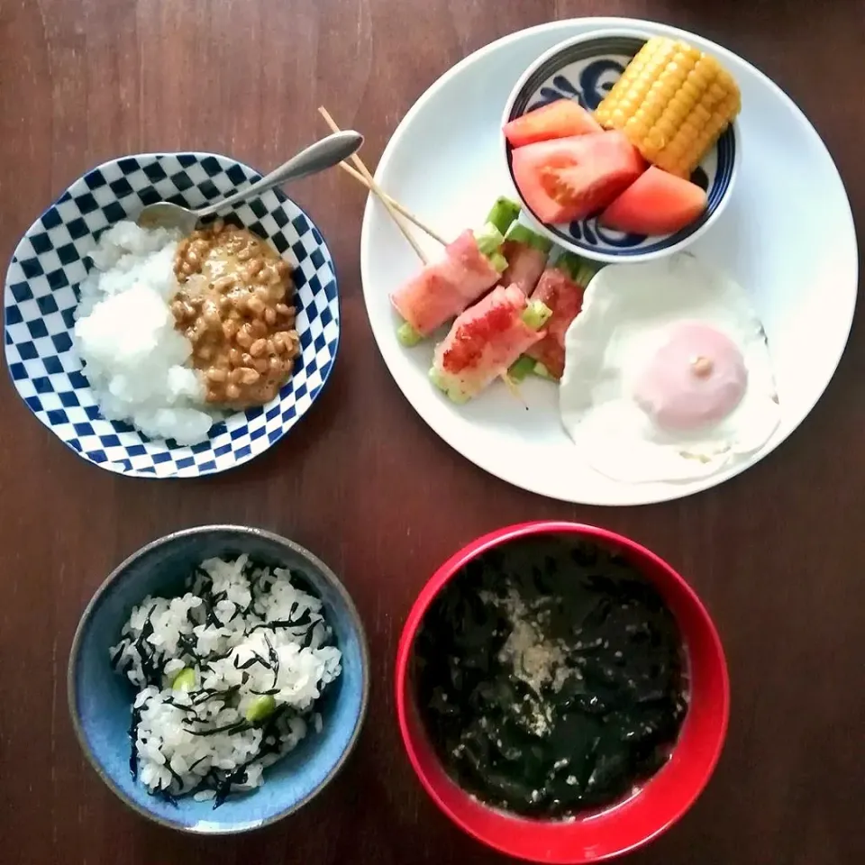 Snapdishの料理写真:アスパラのベーコン巻き
目玉焼き
トマト
とうもろこし
大根おろし納豆
ひじき煮の混ぜご飯
わかめスープ|ほっこりらさん