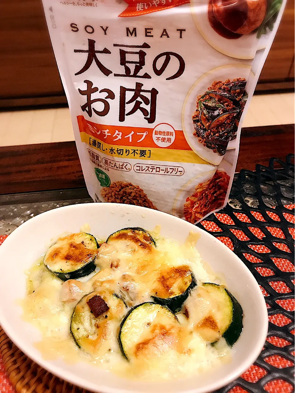 Snapdishの料理写真:大豆のお肉を使ってズッキーニのチーズ焼き　レシピあり|mさん