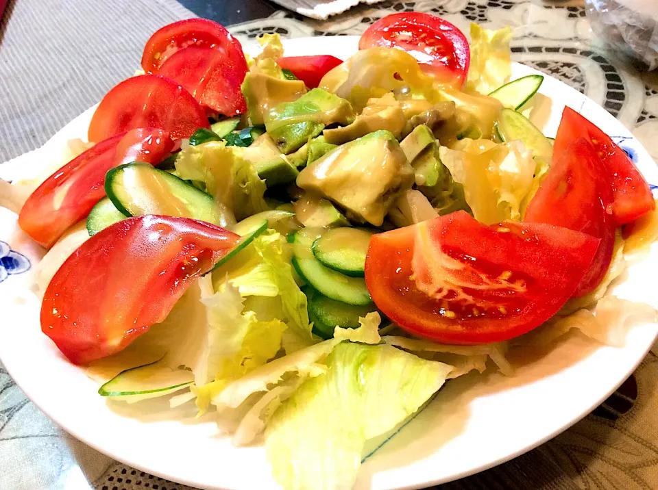 アボカド🥑とトマト🍅のサラダ🥗😋|アライさんさん