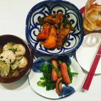 Snapdishの料理写真:かぼちゃそぼろ煮   ピーマンとウインナー炒め    生姜団子とキャベツの味噌汁|トモジさん