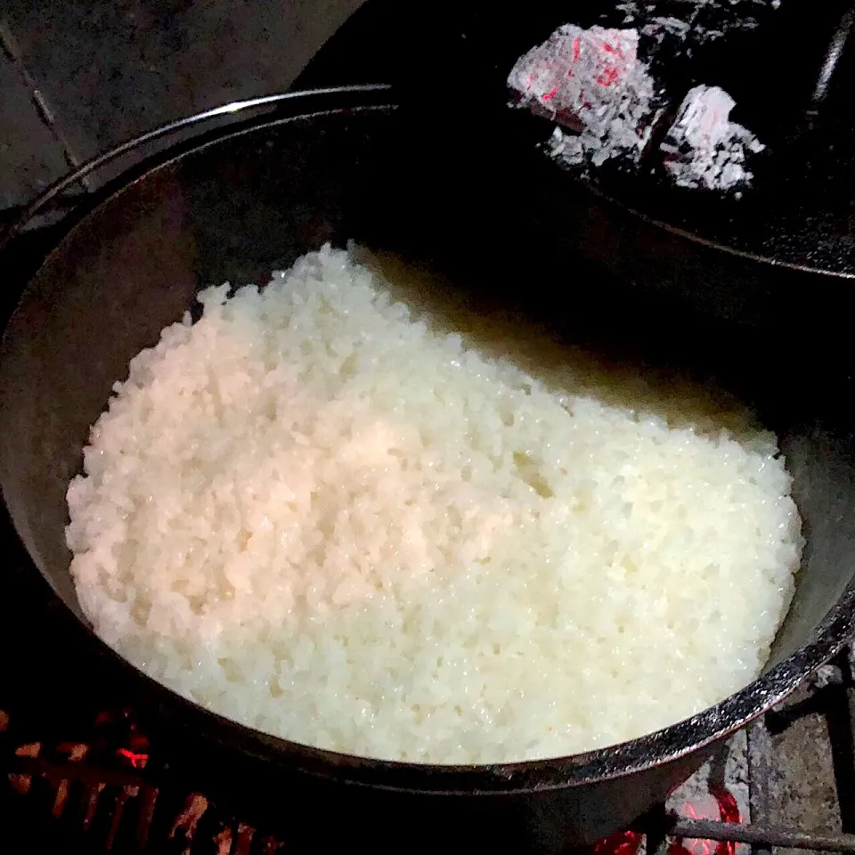 キャンプ飯
ダッチオーブン三連投！ 「ダッチオーブンde白飯🍚」|いしくん。（たまご王子🥚🐣🐥🐔）さん